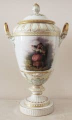 фарфоровая ваза с изображением галантной сцены