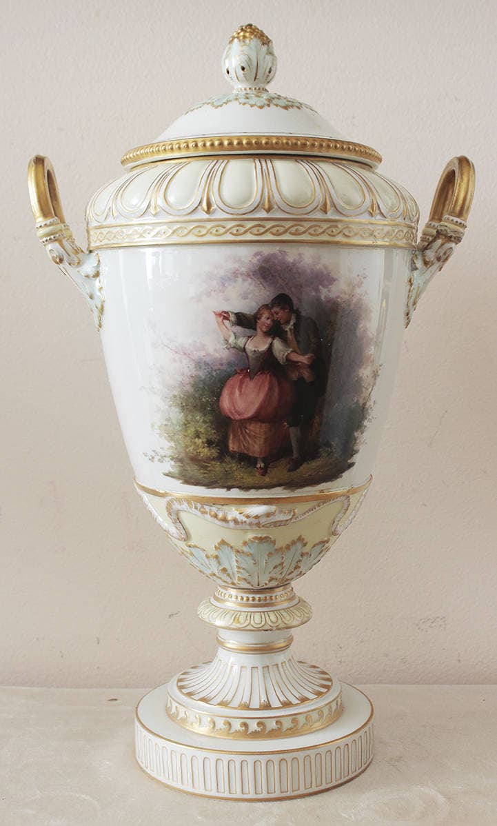 фарфоровая ваза с изображением галантной сцены