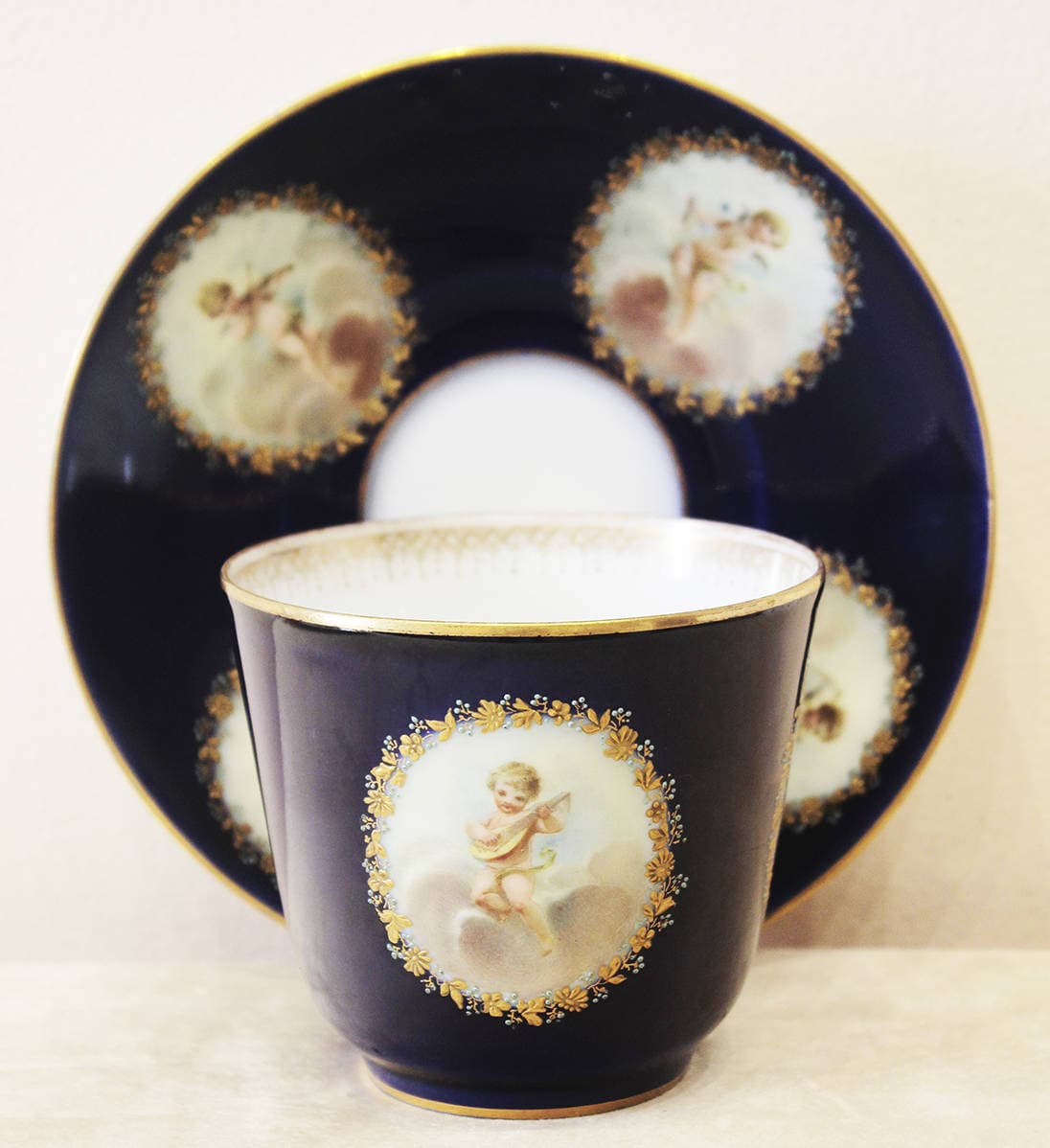 Большая чайная пара с изображением амуров