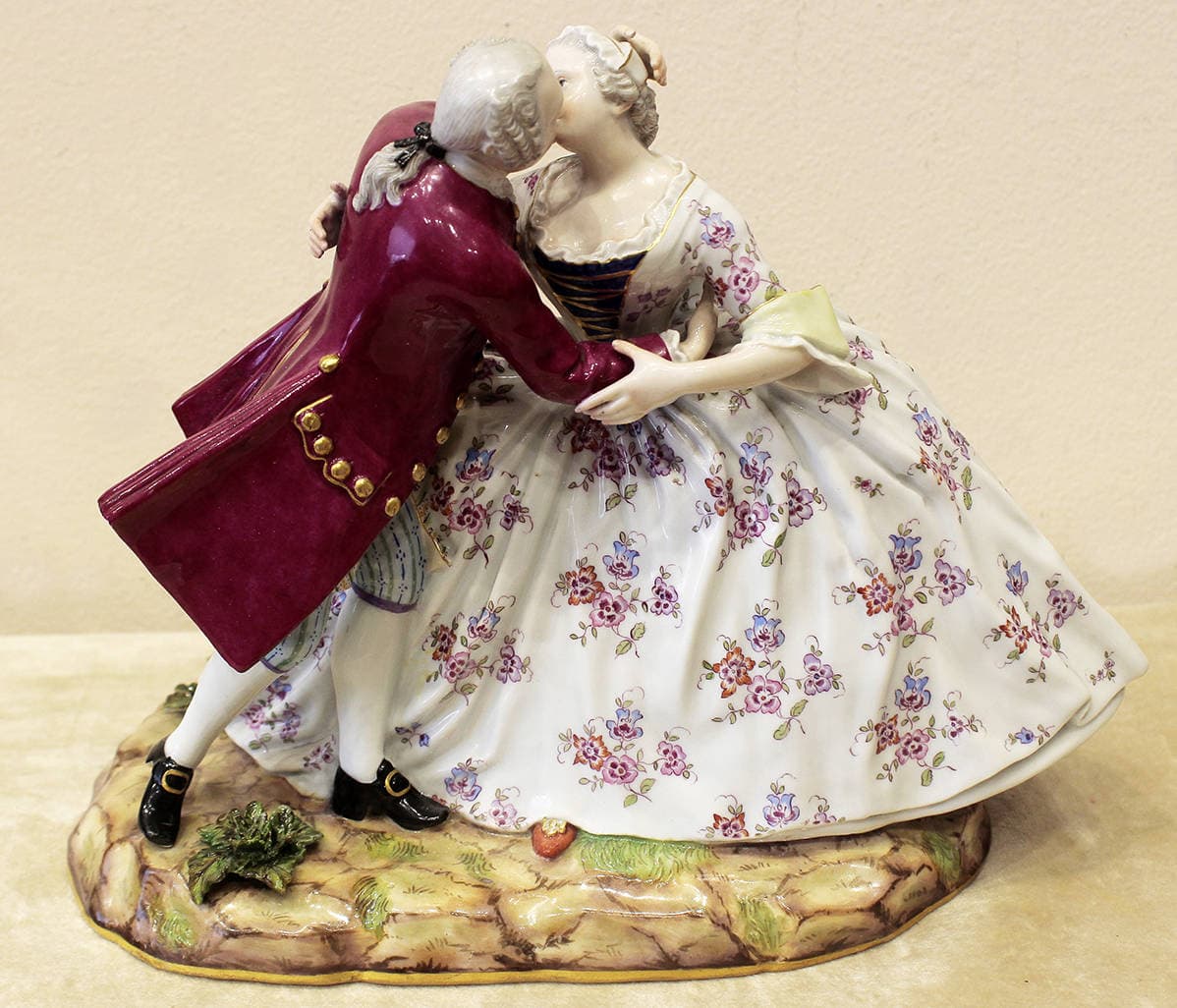 Фарфоровая статуэтка “Дама и кавалер”