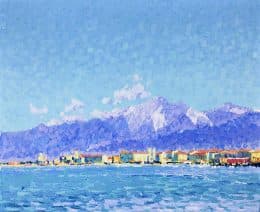 Морской пейзаж с горами и домами на берегу