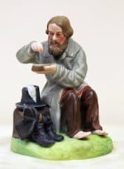 фарфоровая статуэтка "Крестьянин, солящий хлеб"