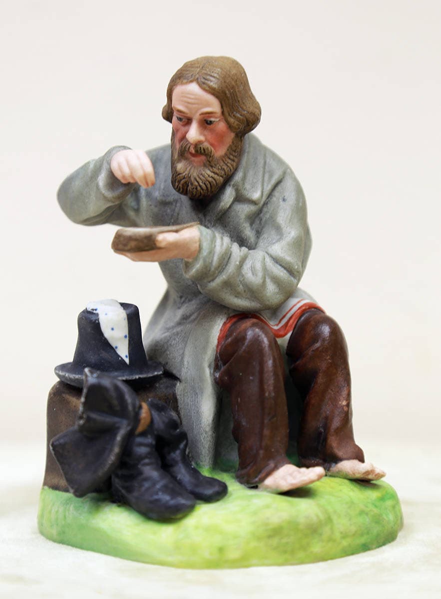 фарфоровая статуэтка “Крестьянин, солящий хлеб”