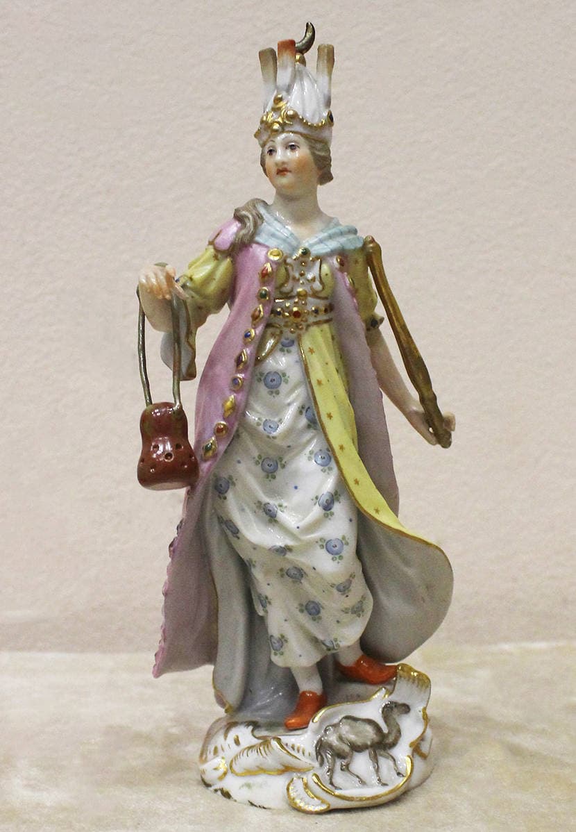 Статуэтка “Мусульманская женщина с ароматницей из серии “Восточные сюжеты”