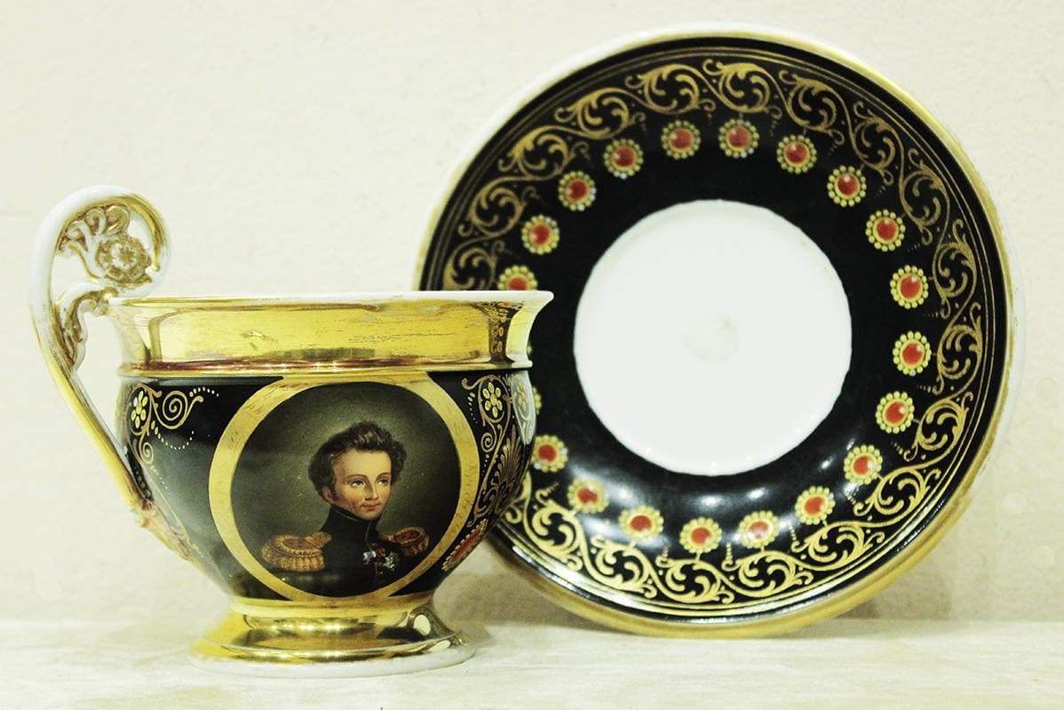 Чайная пара с портретами маршалов антинаполеоновской коалиции в медальонах в стиле ампир