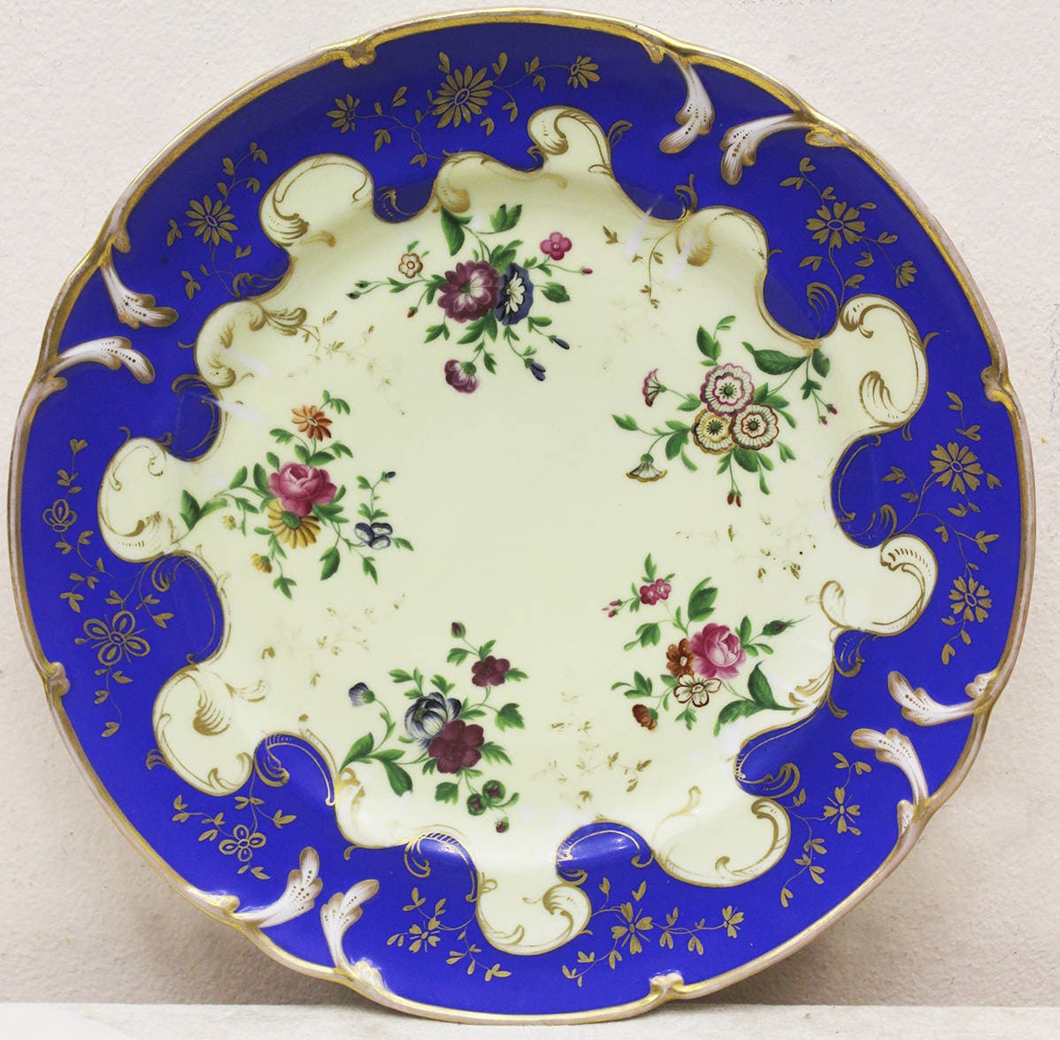 Старинная тарелка с изображением цветов