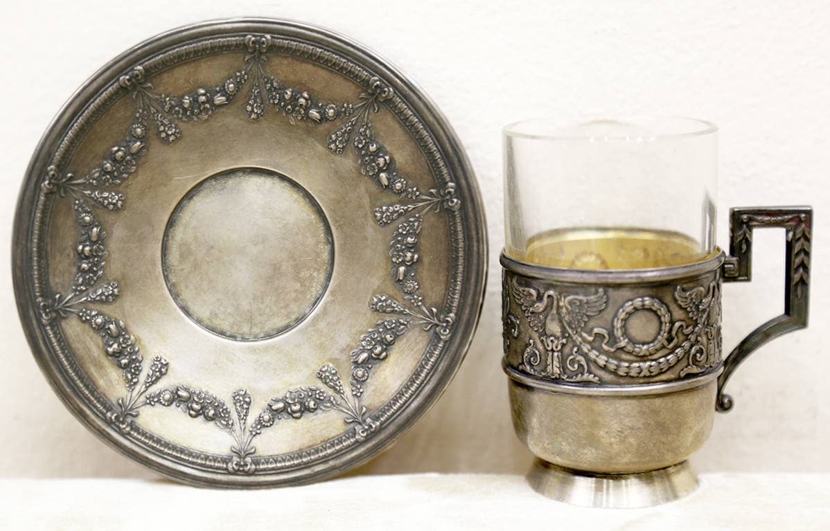 Подстаканник с блюдцем в неоклассическом стиле с лебедями