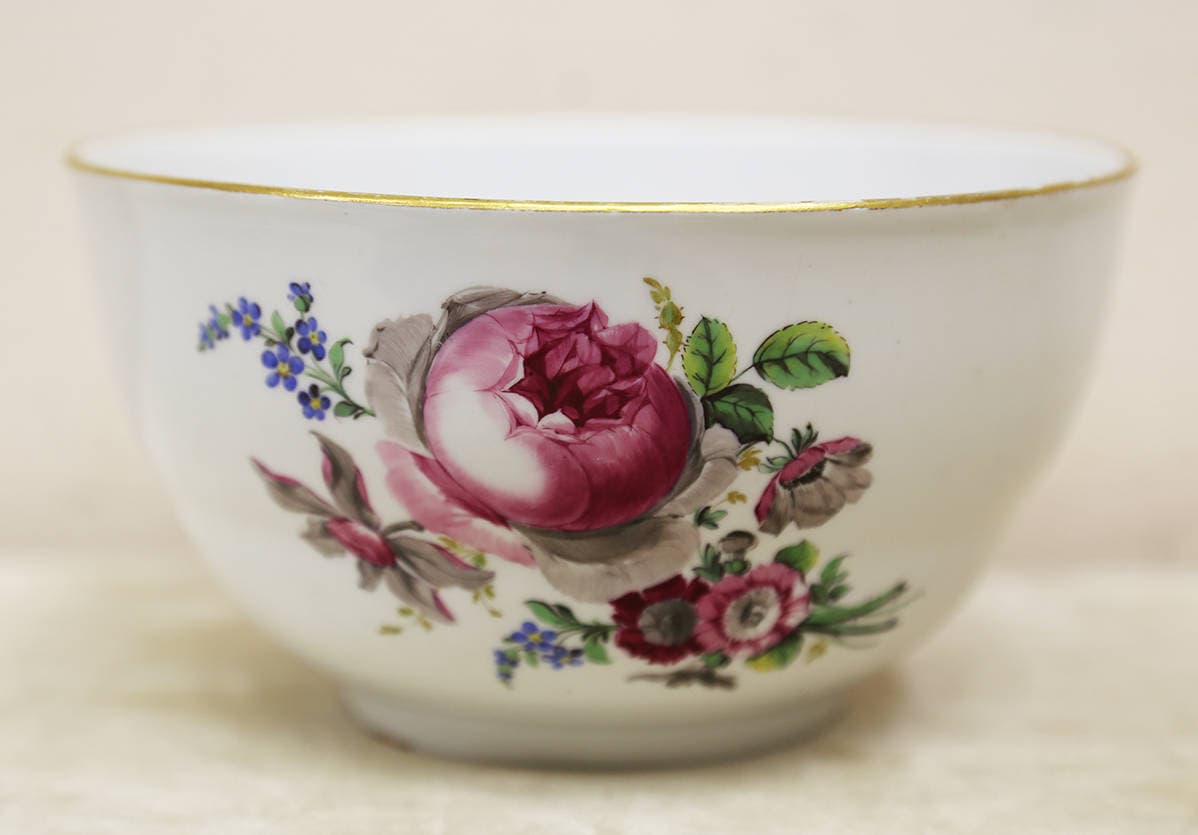 Чаша-полоскательница с изображением цветов