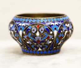 Старинная серебряная солонка с эмалью по скани