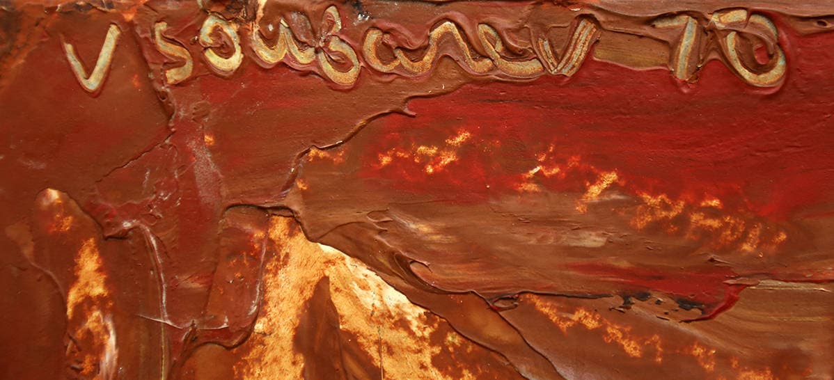 Портрет на красном фоне