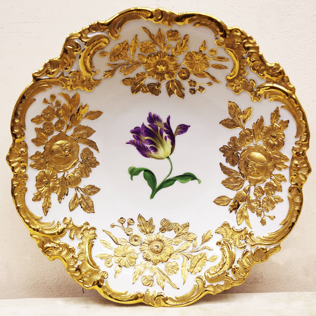 Большое антикварное блюдо с тюльпаном