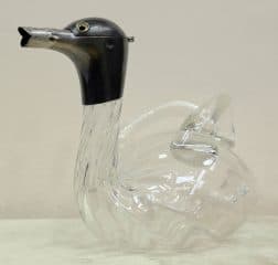Старинный стеклянный кувшин в виде уточки