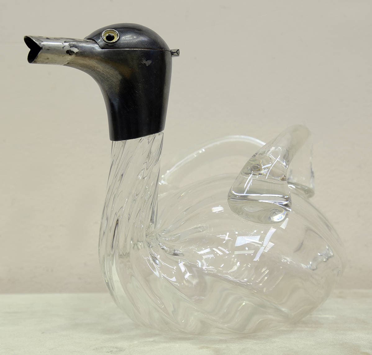 Старинный стеклянный кувшин в виде уточки