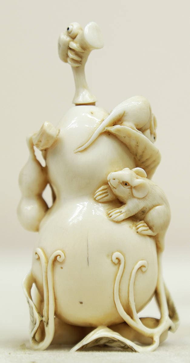 Окимоно в виде флакончика с ложечкой в форме тыквы-горлянки с ползающими по ней мышками