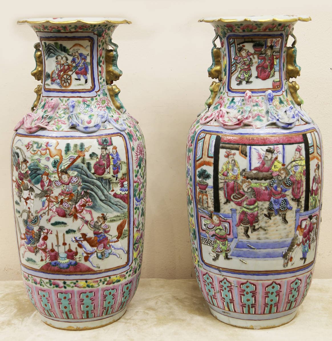 Парные вазы со сценами сражений, фигурами ящериц и тритонов