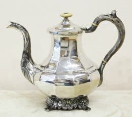 Старинный серебряный кофейник в стиле историзм