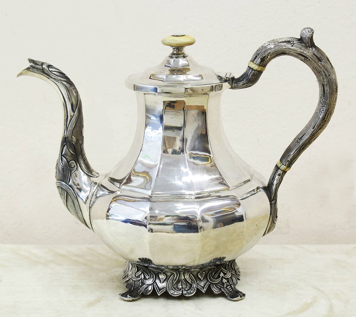 Старинный серебряный кофейник в стиле историзм