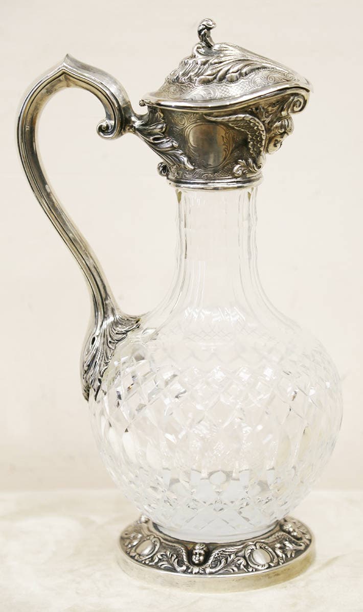 Серебряный кувшин с путти, листьями аканта и картушами