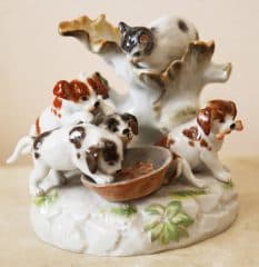 Старинная статуэтка "Кот и собаки"