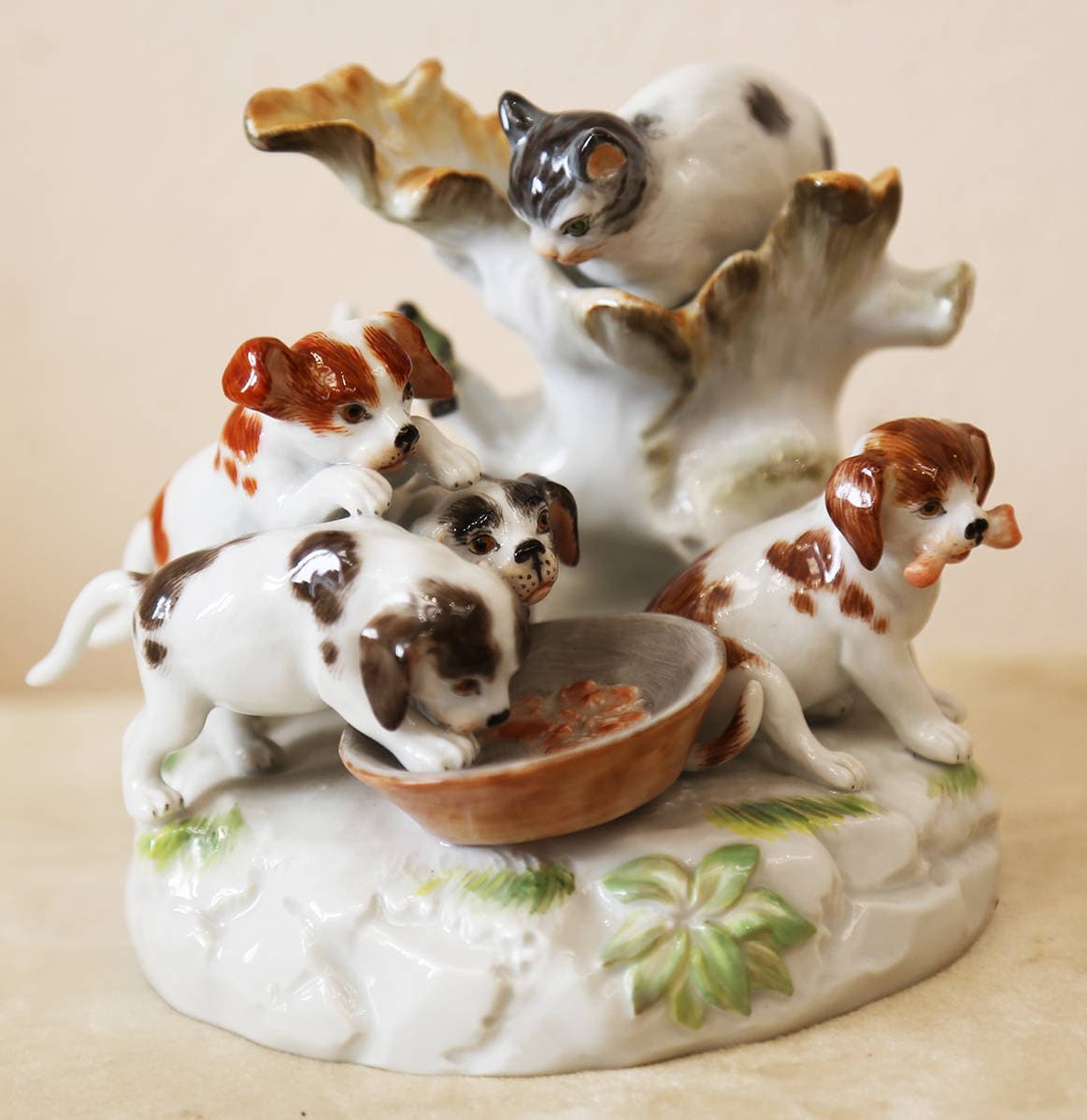 Старинная статуэтка “Кот и собаки”