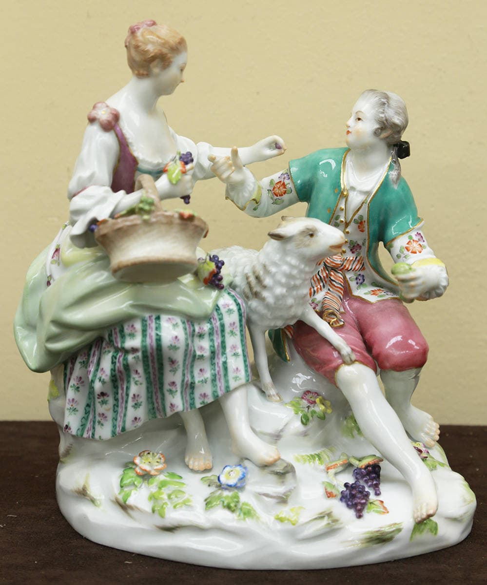 фарфоровая статуэтка “Романтический сюжет с овечкой”