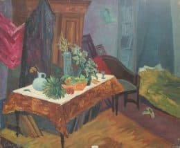 Интерьер комнаты с накрытым столом