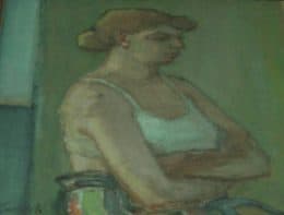 Девушка со скрещенными на груди руками