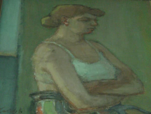 Девушка со скрещенными на груди руками