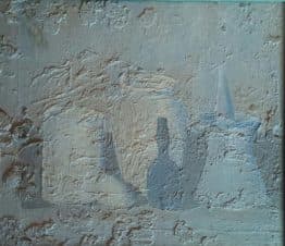 Белый натюрморт с бытовыми предметами