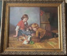 Дети играют с кроликами