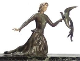 Женщина с птицей