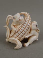 Нэцке "Кролики с кукурузой"