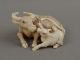 Нэцке "Буйволица с бычком"