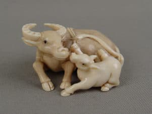 Нэцке “Буйволица с бычком”