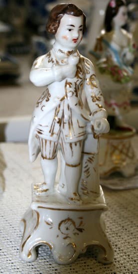 Фигурка-плюмьер “Кавалер в белом камзоле” (для пера)