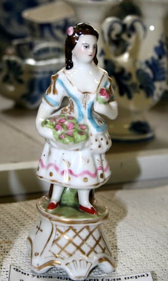 Фигурка-плюмьер “Пастушка” (для пера)