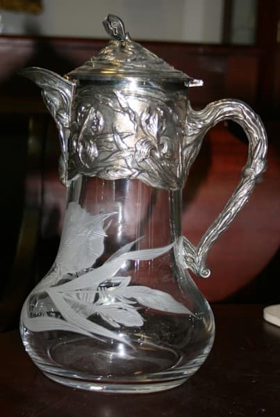 Кувшин для вина в стиле модерн