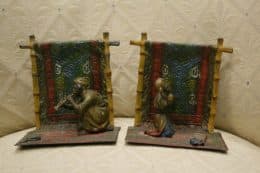 Держатели для книг «Намаз» и «Заклинатель змей»