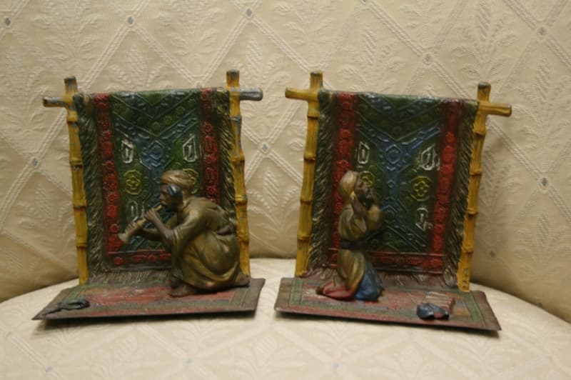 Держатели для книг «Намаз» и «Заклинатель змей»