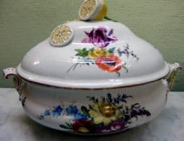 супница с крышкой