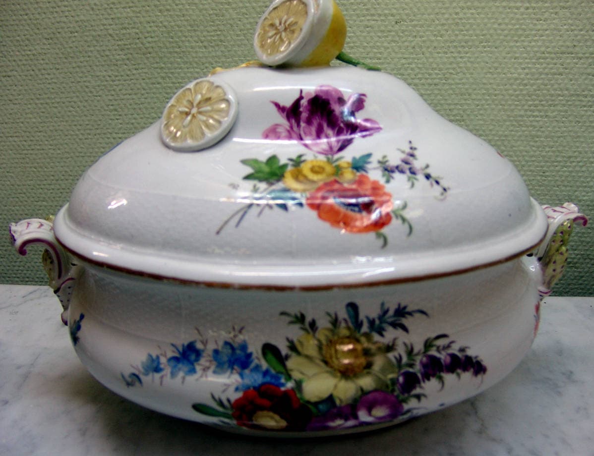 супница с крышкой