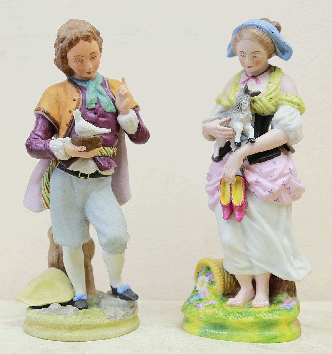 парные статуэтки “мальчик с голубем и пастушка с ягненком”