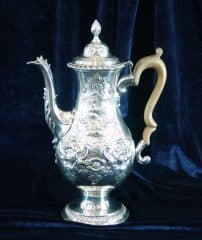 Серебряный кофейник, декорированный в стиле историзм