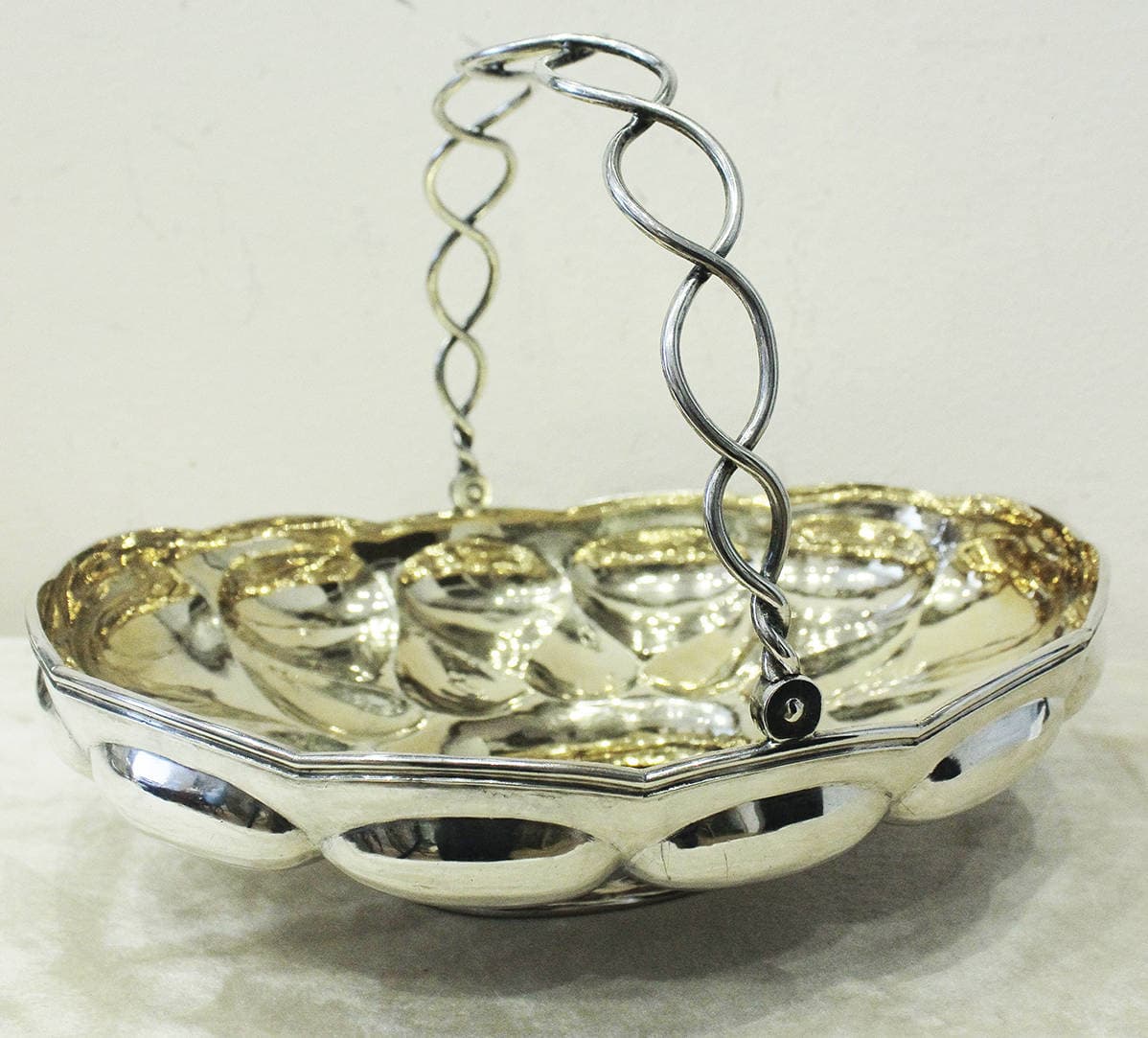 Сухарница с лопаточным декором и витой ручкой