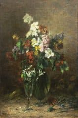 Весенние цветы в стеклянной вазе