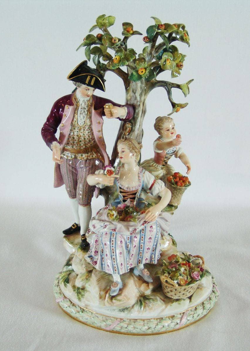 Статуэтка “Галантная сцена под яблоней”