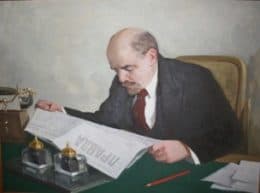 Ленин за газетой Правда