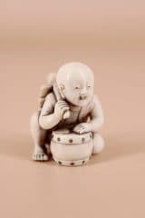 Мальчик бьющий в барабан