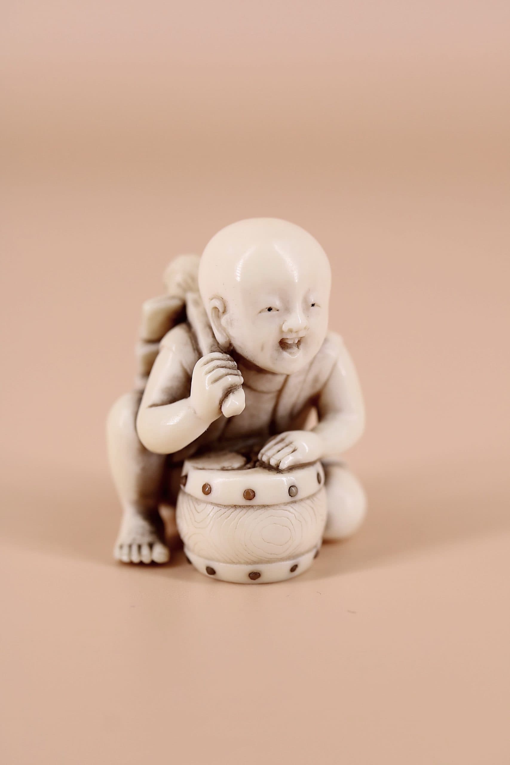 Мальчик бьющий в барабан