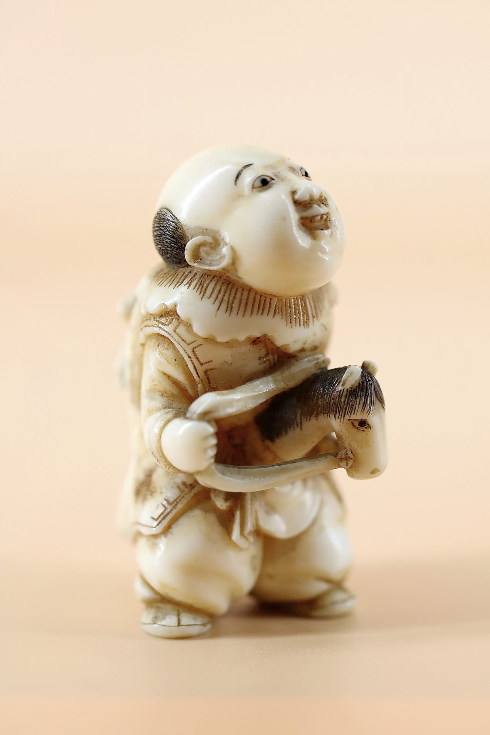 Карако с игрушкой